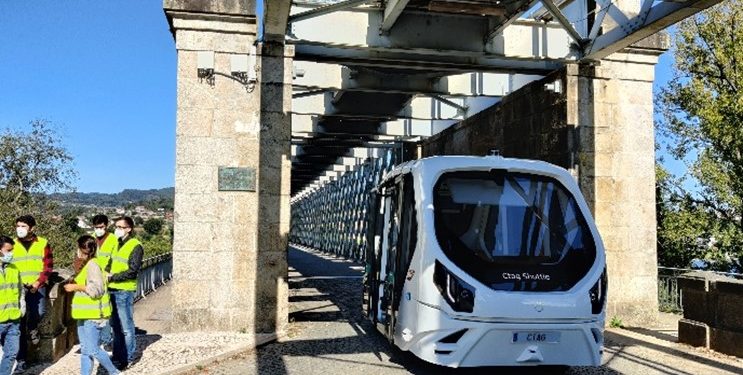 Tui acoge la primera demostración pública de conducción autónoma 5G entre Galicia y Portugal