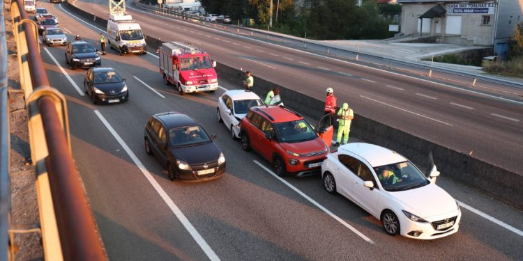 Atasco kilométrico en la salida de Vigo por la A-55 debido a una colisión múltiple