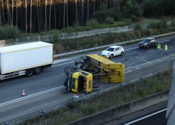 El vuelco de un camión en la VG-20 de Vigo provoca retenciones kilométricas