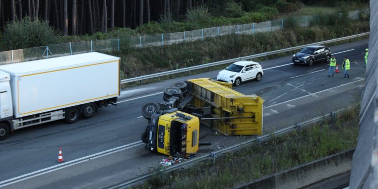 El vuelco de un camión en la VG-20 de Vigo provoca retenciones kilométricas