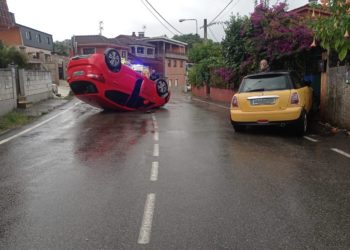 Un hombre resulta herido leve tras volcar con su vehículo en Vigo