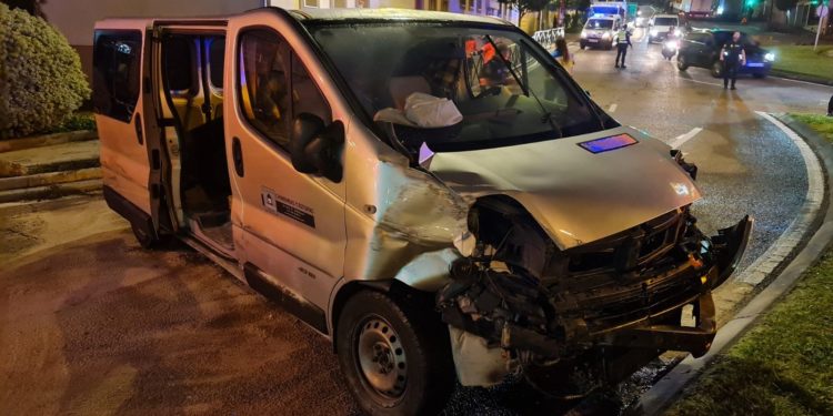 Una conductora ebria y sin carnet atraviesa una rotonda en la Travesía de Vigo