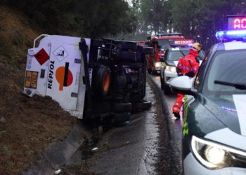 Tres heridos en un accidente en Vigo y restricciones en la A-55 por un vertido de gasoil