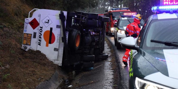 Tres heridos en un accidente en Vigo y restricciones en la A-55 por un vertido de gasoil