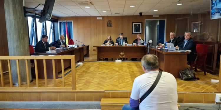 El acusado de incendiar con gasolina la casa de una amiga niega los hechos y ella asegura que lo vio