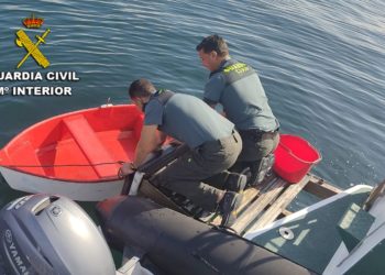 Realizan un rastreo en Aldán para localizar a los posibles tripulantes de una embarcación volcada