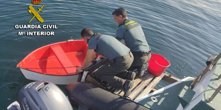 Realizan un rastreo en Aldán para localizar a los posibles tripulantes de una embarcación volcada