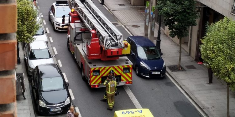 Auxilian a un anciano en Vigo que llevaba “varios días” tirado en el suelo de su casa