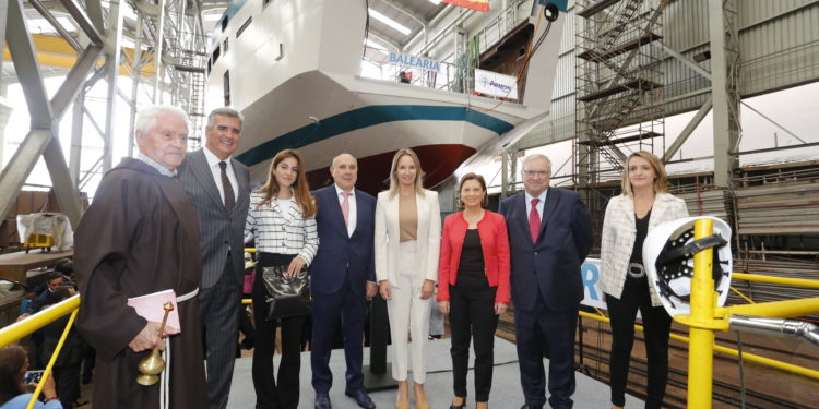 Armón bota en Vigo el primer ferri eléctrico construido en España