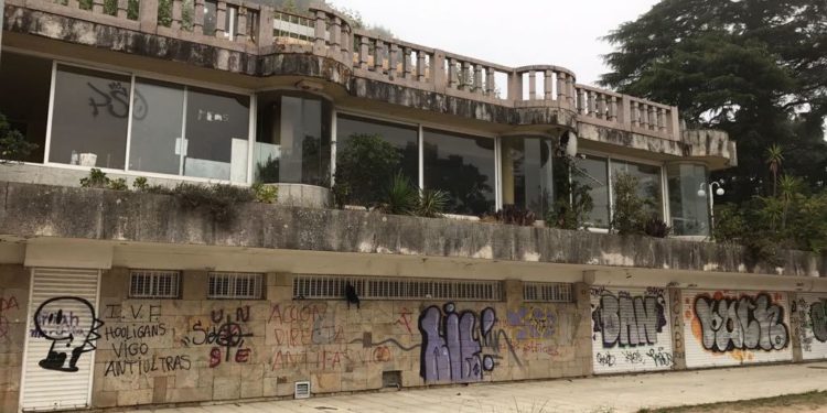 El Concello de Vigo tirará la cafetería Mirador de O Castro para crear una zona verde