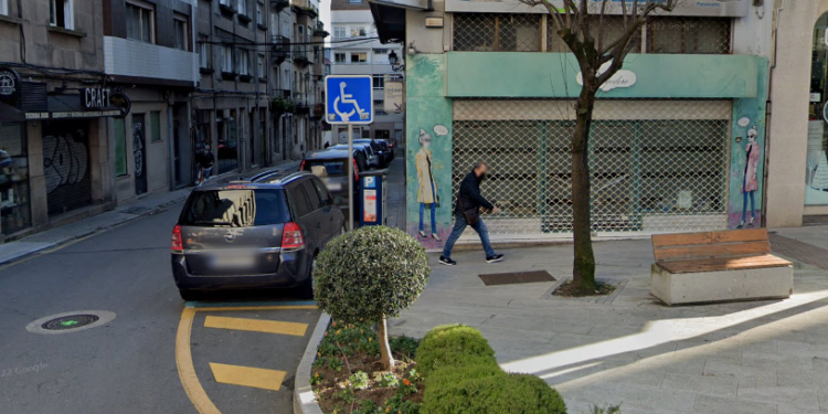 Retienen al conductor de un vehículo que chocó contra otro aparcado y se quería dar a la fuga