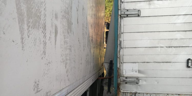 Denuncian a un joven que repostaba gasóleo bonificado desde otro camión en Vigo