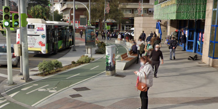 Detenido un menor en Vigo tras orinar frente a un centro comercial y enfrentarse a la policía