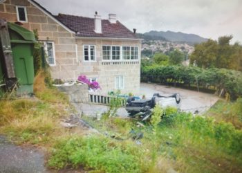 Semana de accidentes aparatosos en Vigo: un coche acaba volcado dentro de una finca