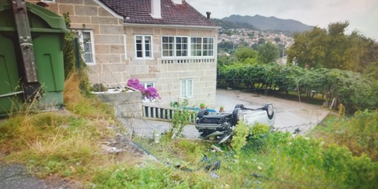 Semana de accidentes aparatosos en Vigo: un coche acaba volcado dentro de una finca