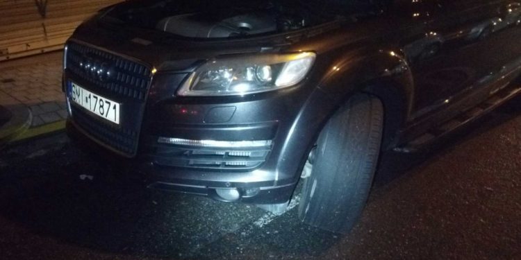 Denunciado en Vigo por conducir con los alambres de las ruedas visibles y con un carnet no válido