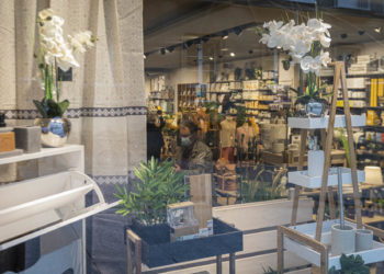 La Xunta volverá a dar 30 euros por persona para gastar en el pequeño comercio