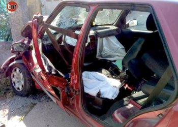 Rescatan a una conductora tras chocar contra el muro de una casa