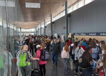 La falta de servicios de tren obliga a «improvisar refuerzos» de autobús entre Santiago y Vigo