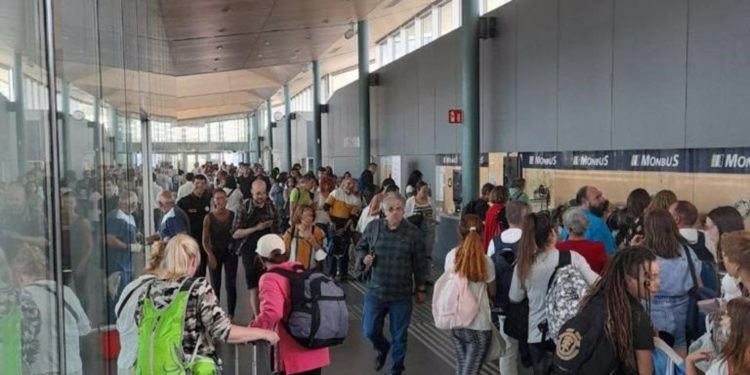 La falta de servicios de tren obliga a «improvisar refuerzos» de autobús entre Santiago y Vigo