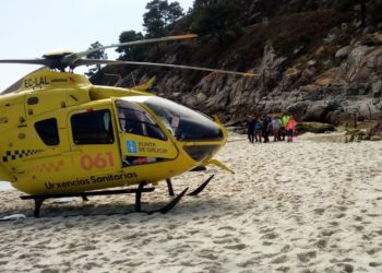 Dos turistas evacuados de Cíes, uno en helicóptero y otro en lancha, por problemas médicos