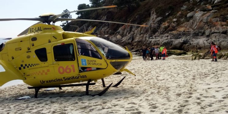 Dos turistas evacuados de Cíes, uno en helicóptero y otro en lancha, por problemas médicos