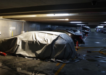 Sofocan un incendio en un coche estacionado en el parking de O Berbés