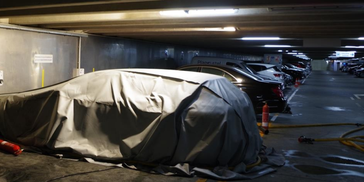 Sofocan un incendio en un coche estacionado en el parking de O Berbés