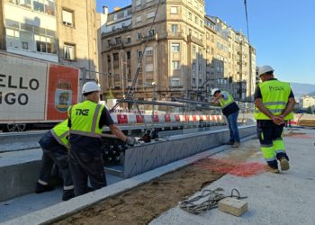 Comienza la instalación de las nuevas rampas mecánicas de la Gran Vía de Vigo