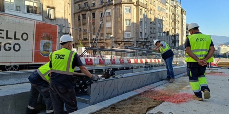 Comienza la instalación de las nuevas rampas mecánicas de la Gran Vía de Vigo