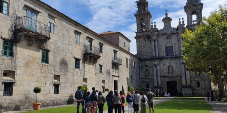 Catorce visitas guiadas e 440 prazas para coñecer os castros e a arquitectura da provincia