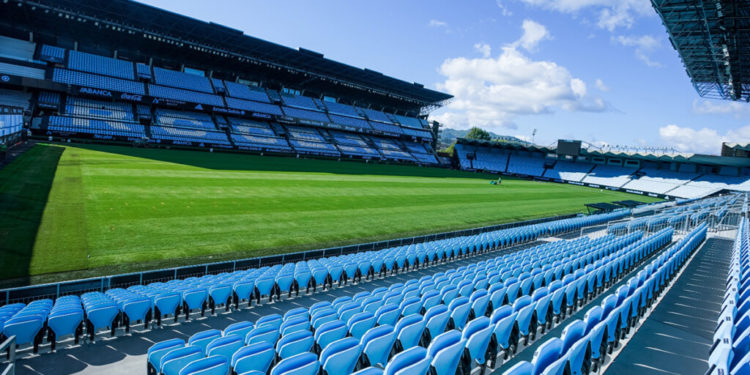 De Muse al derbi de Primera Federación: así se ha instalado el nuevo césped híbrido de Balaídos