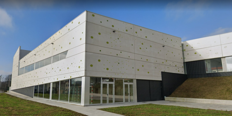 El pabellón de Quirós se inaugura este sábado y Caballero anuncia otros dos polideportivos