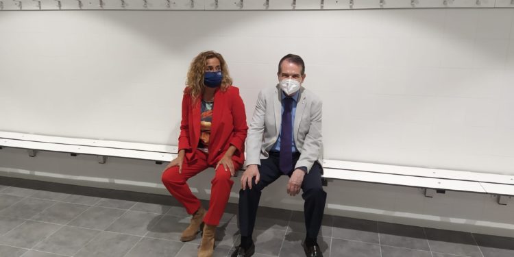 Caballero promete al colegio Fleming que podrá usar el pabellón de Romil desde “finales de este mes”