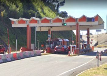 Herido un motorista en Redondela tras caerle encima la barrera de un peaje
