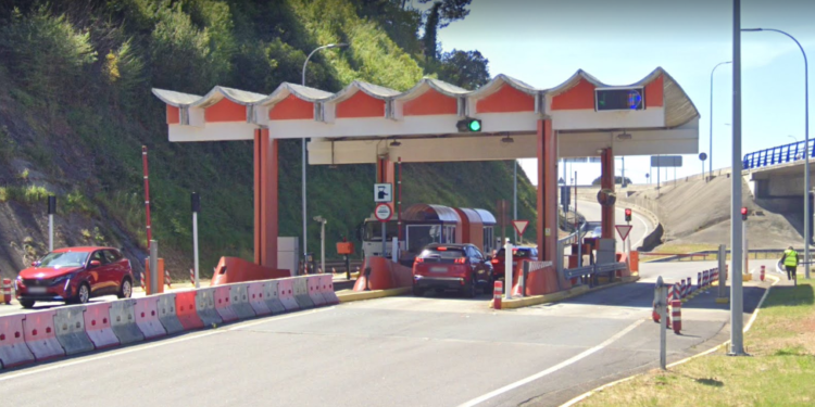 Herido un motorista en Redondela tras caerle encima la barrera de un peaje