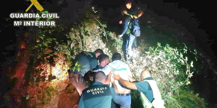 Rescatan en un monte de Covelo a un hombre que se perdió tras salir a pasear con su perro