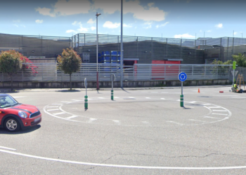 Denunciado un conductor ebrio que chocó contra una rotonda en Vigo y huyó del lugar a pie