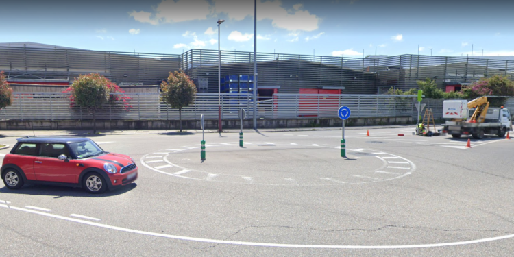 Denunciado un conductor ebrio que chocó contra una rotonda en Vigo y huyó del lugar a pie