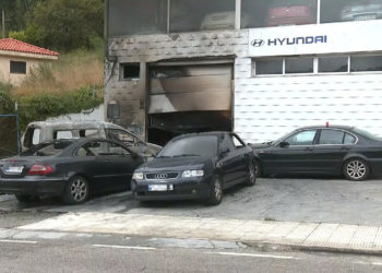 Un trabajador resulta herido en el incendio de un taller en Cangas