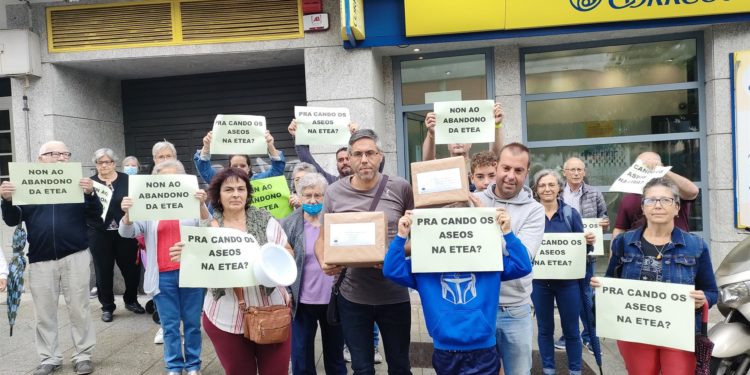 Vecinos de Teis envían orinales a Xunta y Concello de Vigo para reclamar aseos en la ETEA