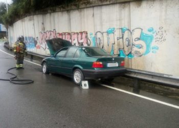 Los bomberos de Vigo sofocan un incendio en un coche en la avenida Arquitecto Palacios