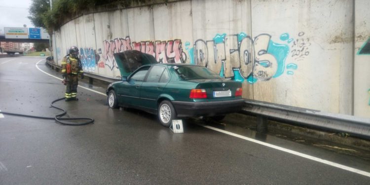 Los bomberos de Vigo sofocan un incendio en un coche en la avenida Arquitecto Palacios
