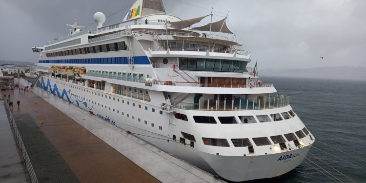 La borrasca también trae turistas: 1.000 cruceristas de improviso en Vigo