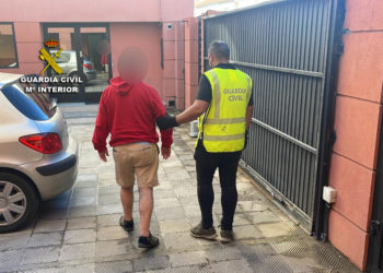 Detienen a un vigués como presunto autor de una veintena de robos en coches en Cangas y Bueu