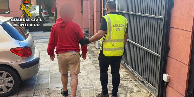 Detienen a un vigués como presunto autor de una veintena de robos en coches en Cangas y Bueu
