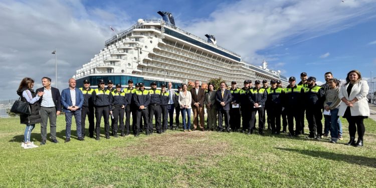 Agentes de la Policía Portuaria de Vigo se gradúan en defensa personal e intervención policial