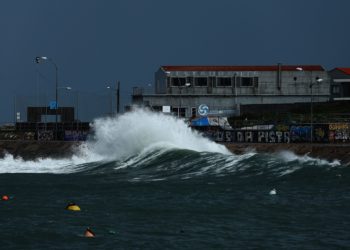 Toda la costa gallega en alerta naranja por temporal: vientos de fuerza 9 y olas de 7 metros