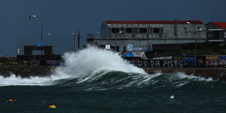 Toda la costa gallega en alerta naranja por temporal: vientos de fuerza 9 y olas de 7 metros