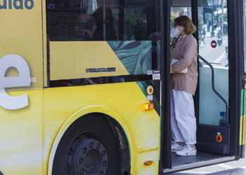 La mascarilla se mantiene en el transporte público mientras Galicia reabre los recintos de vacunación